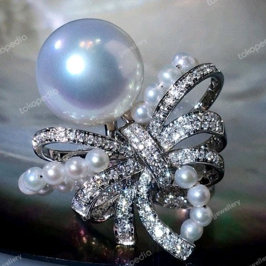 Bowtie South Sea + Akoya Baby Pearls Ring