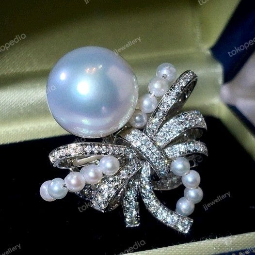 Bowtie South Sea + Akoya Baby Pearls Ring